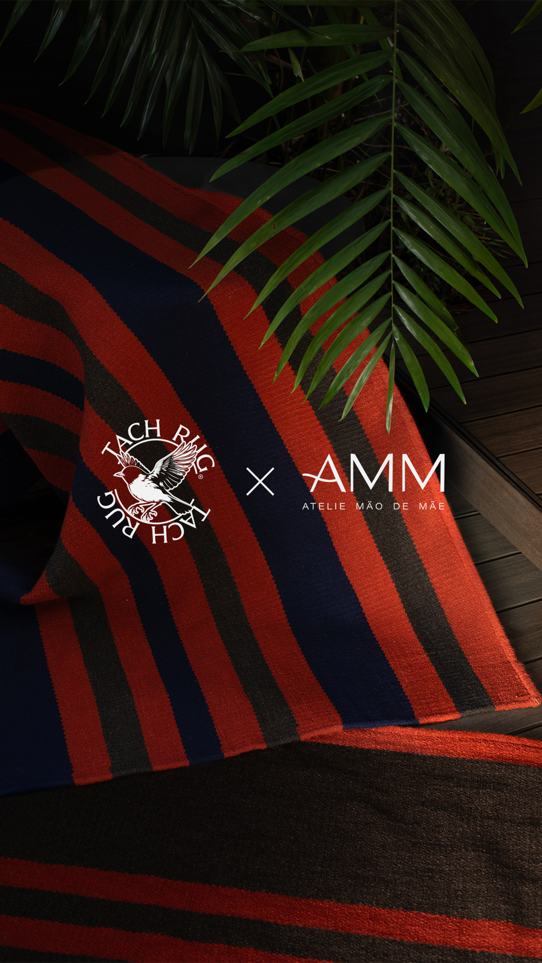 Conheça a coleção Manifesto Tropical, uma colaboração entre TACH RUG e o Ateliê Mão de Mãe. Tapetes artesanais com design autoral, feitos em tear manual e inspirados na Tropicália. Leve brasilidade, cor e sofisticação para sua casa, da praia à piscina.